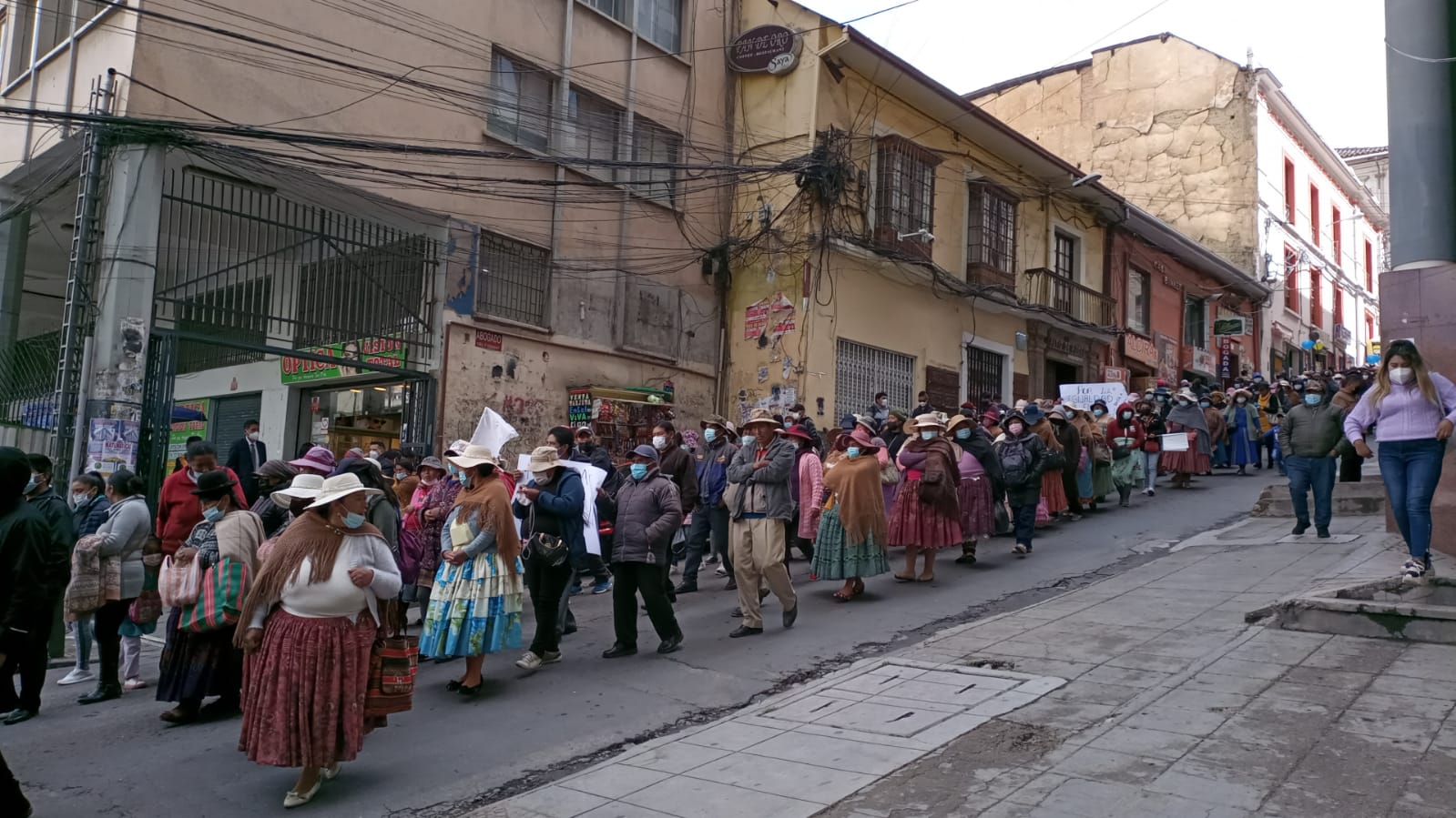 Padres de familia de El Alto marchan en la urbe paceña exigiendo “igualdad de justicia”