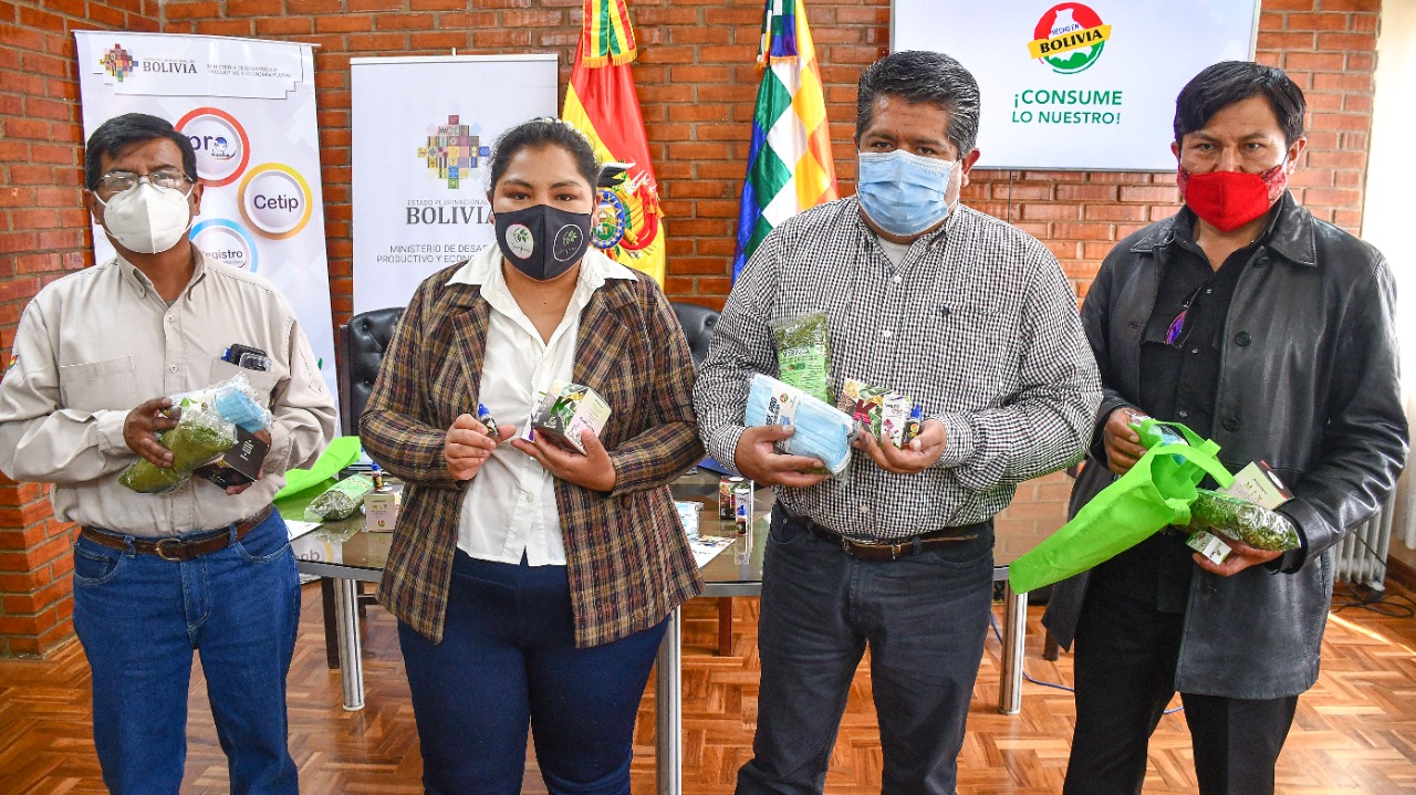 Gobierno entrega kits de medicina tradicional e insumos a MyPES para prevenir el COVID-19