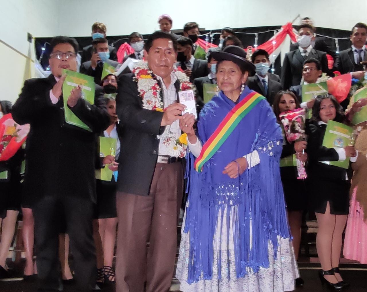 En el CEA Juan Capriles de El Alto, Antonia Valencia de 65 años logró la excelencia académica