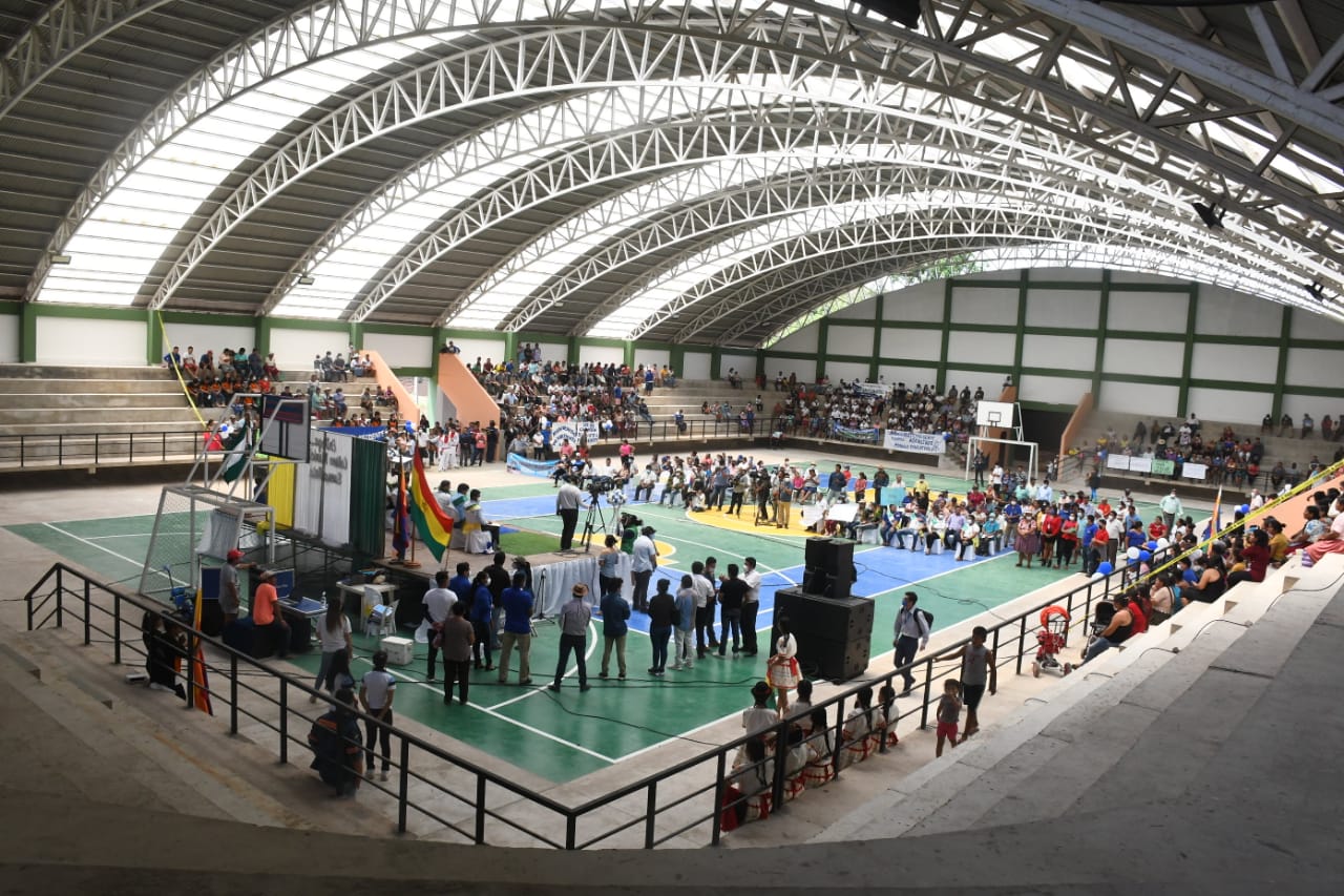 Habitantes de Buena Vista, en Santa Cruz, se benefician con un coliseo municipal