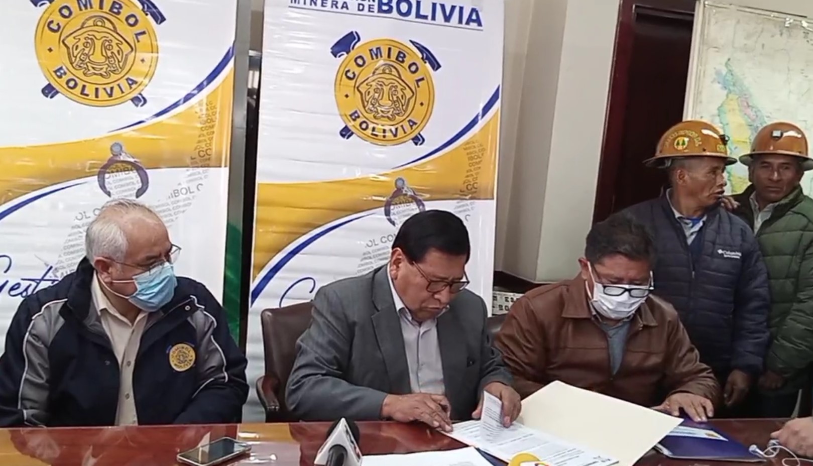 Comibol otorga seguridad jurídica laboral a tres cooperativas mineras