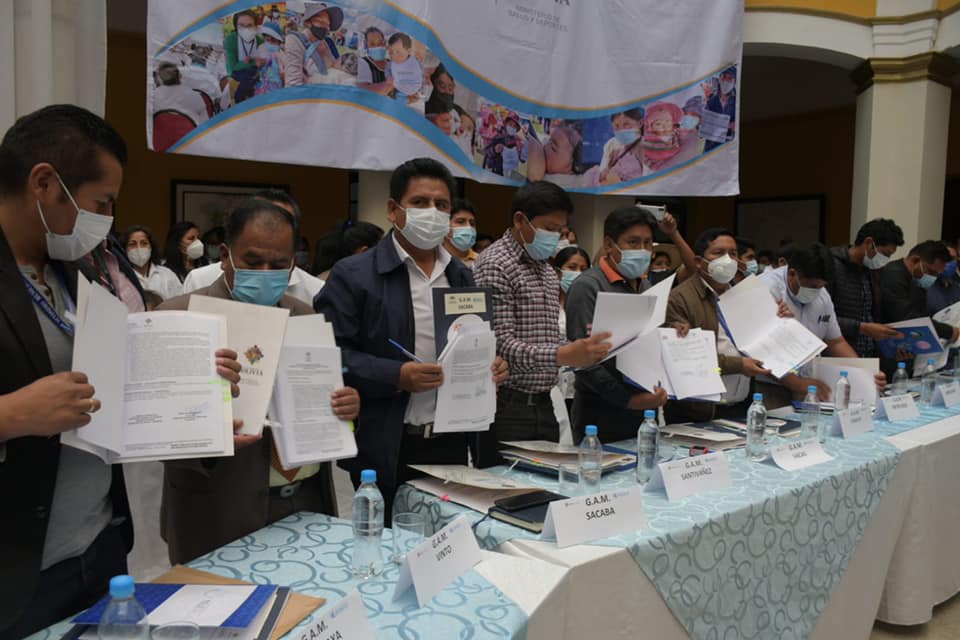 Ministerio de Salud y 48 alcaldías de Cochabamba garantizan por cuatro años la permanencia de 776 médicos