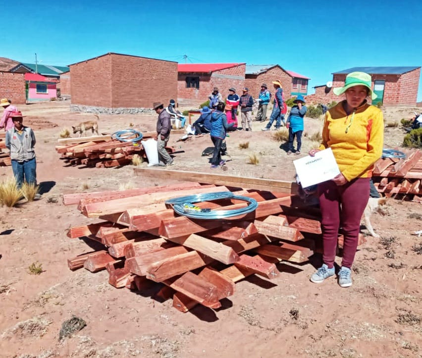 Gobierno construye corrales móviles para fortalecer la producción de ganado camélido en Oruro