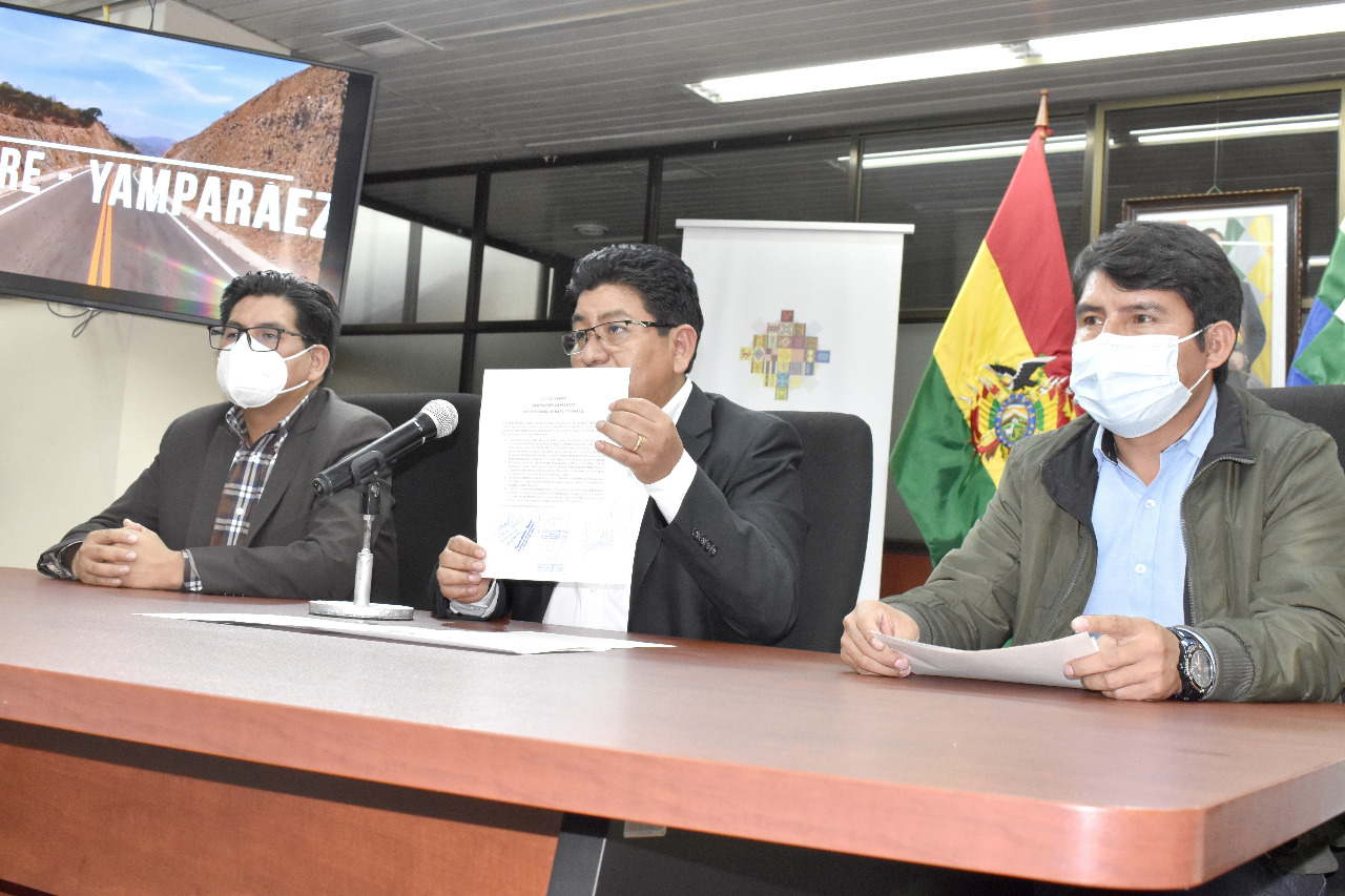 Gobernador de Chuquisaca garantiza contraparte de $us 8,6 millones para construir la doble vía Sucre-Yamparáez