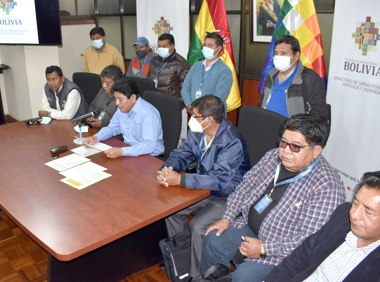 Gobierno presenta a los transportistas el cronograma de socialización de la Ley 1386 y el PDES