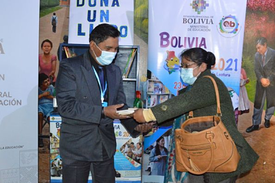 Ministerio de Educación entrega bibliotecas comunitarias y refuerza la campaña Bolivia Lee 2021