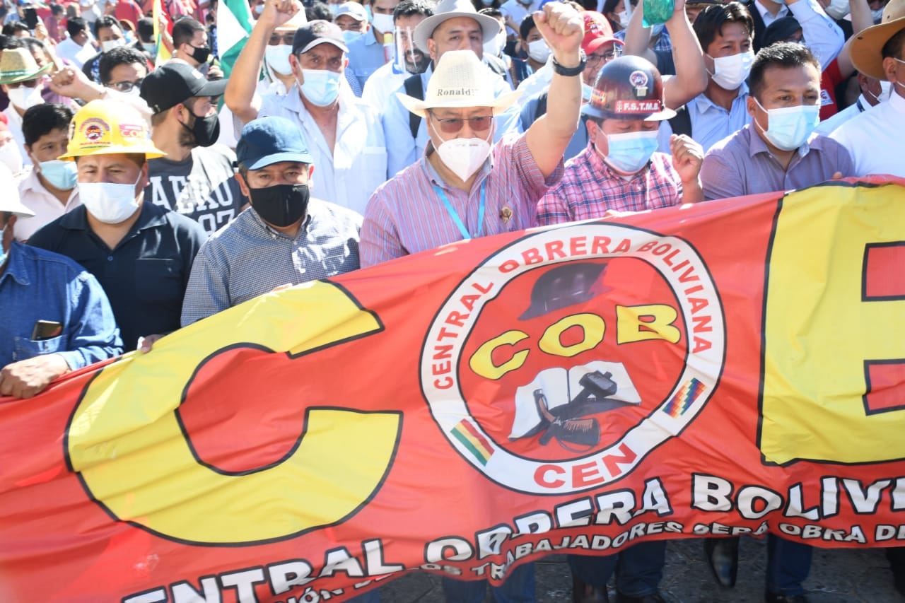 Presidente y Vicepresidente encabezan masiva marcha en Santa Cruz por el Día del Trabajo