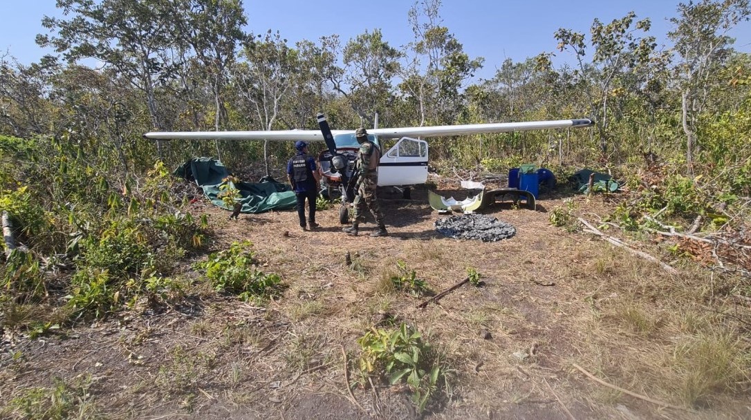Secuestran “narco avioneta” con más de 440 kilos de cocaína en Beni
