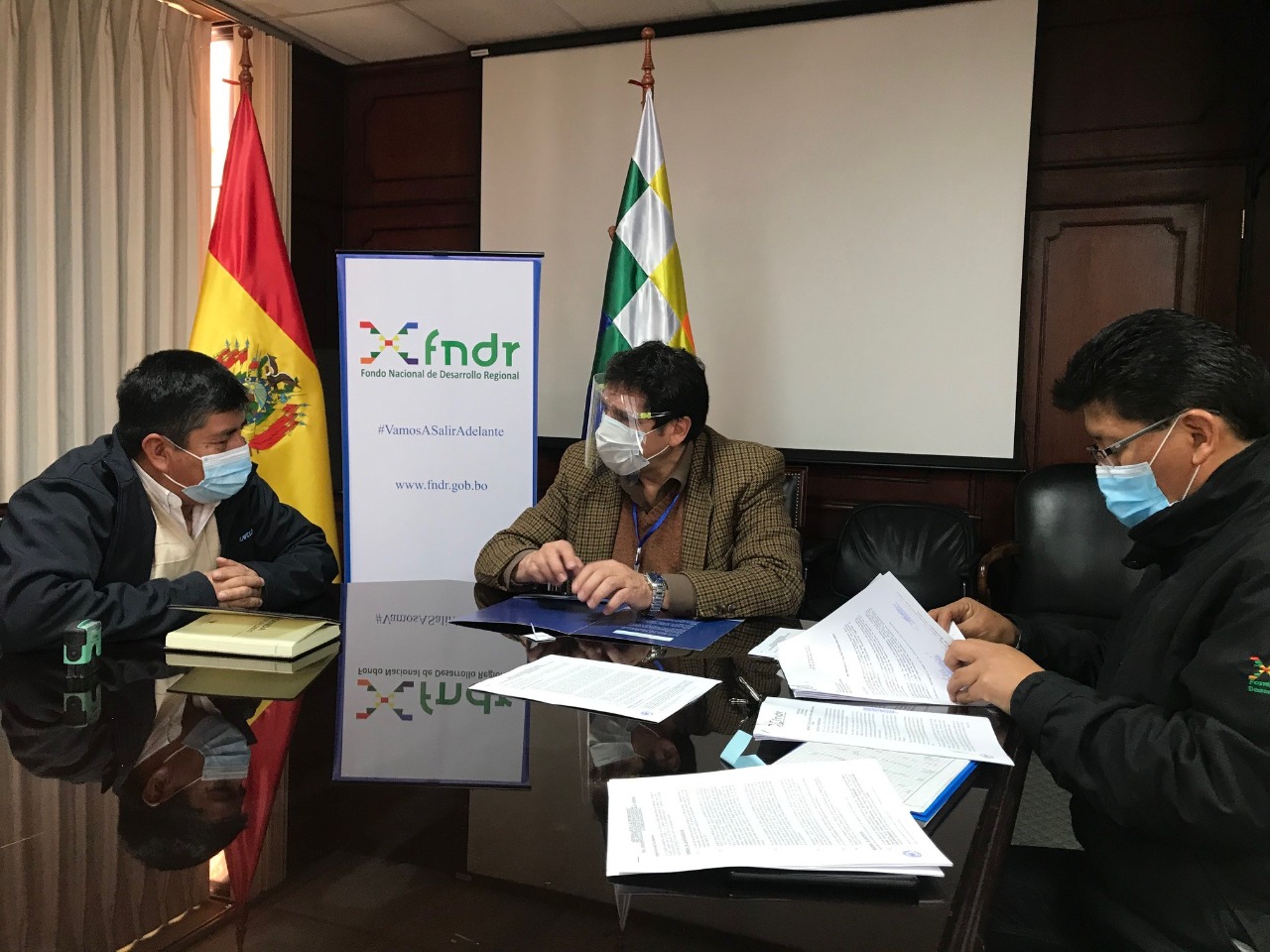 Municipios de Luribay y Ravelo concretan diferimiento de pago de créditos del FNDR