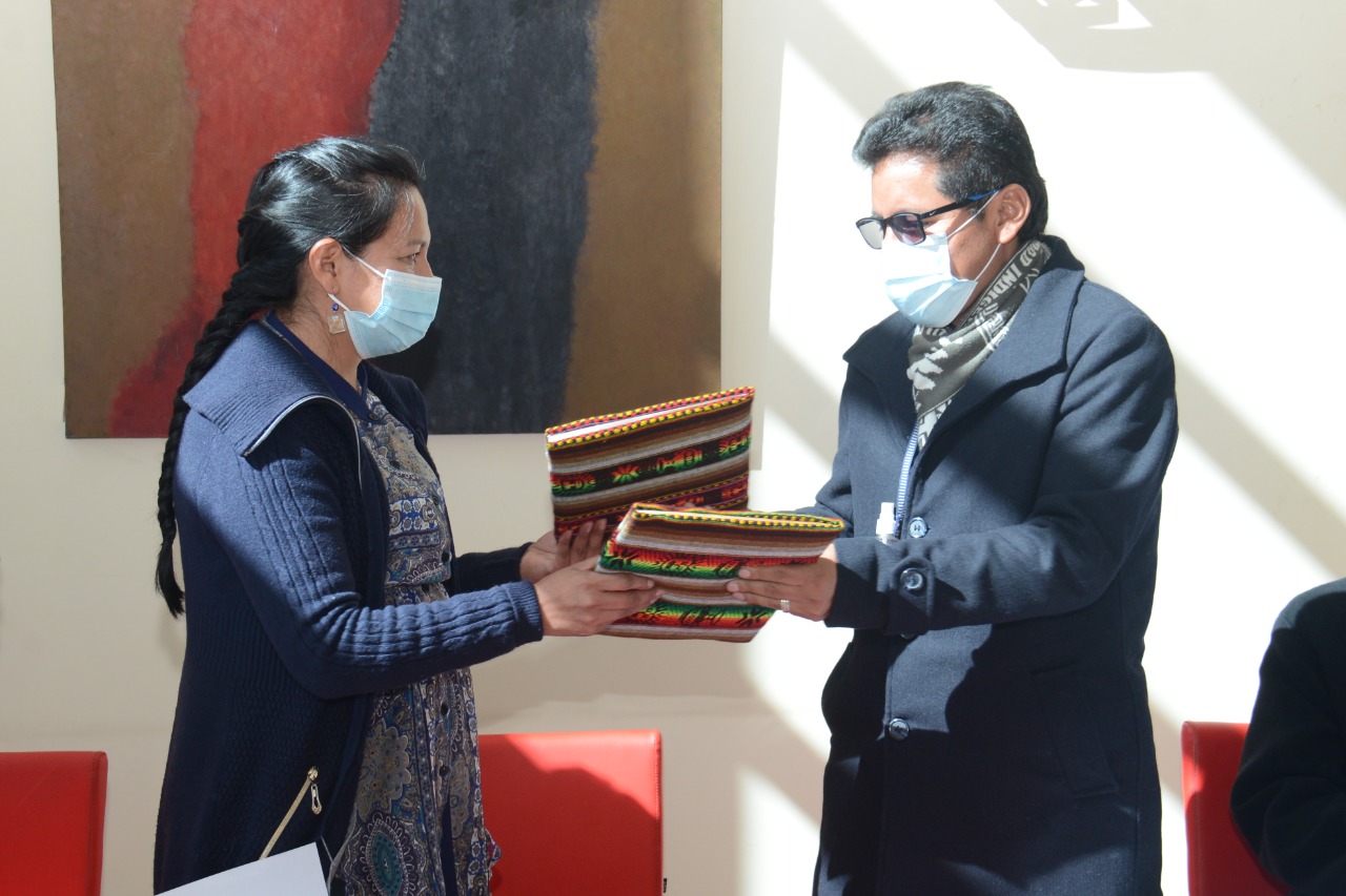 Editorial del Estado y Universidad Aymara “Tupak Katari” firman convenio para fortalecer la producción intelectual