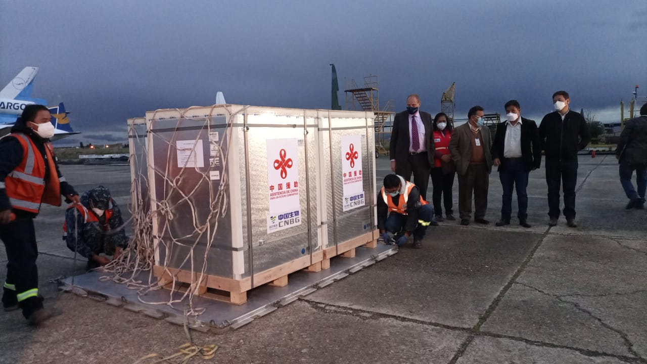 Lote de 200.000 vacunas Sinopharm y 4,2 millones de jeringas llega a la ciudad de El Alto (amplia)