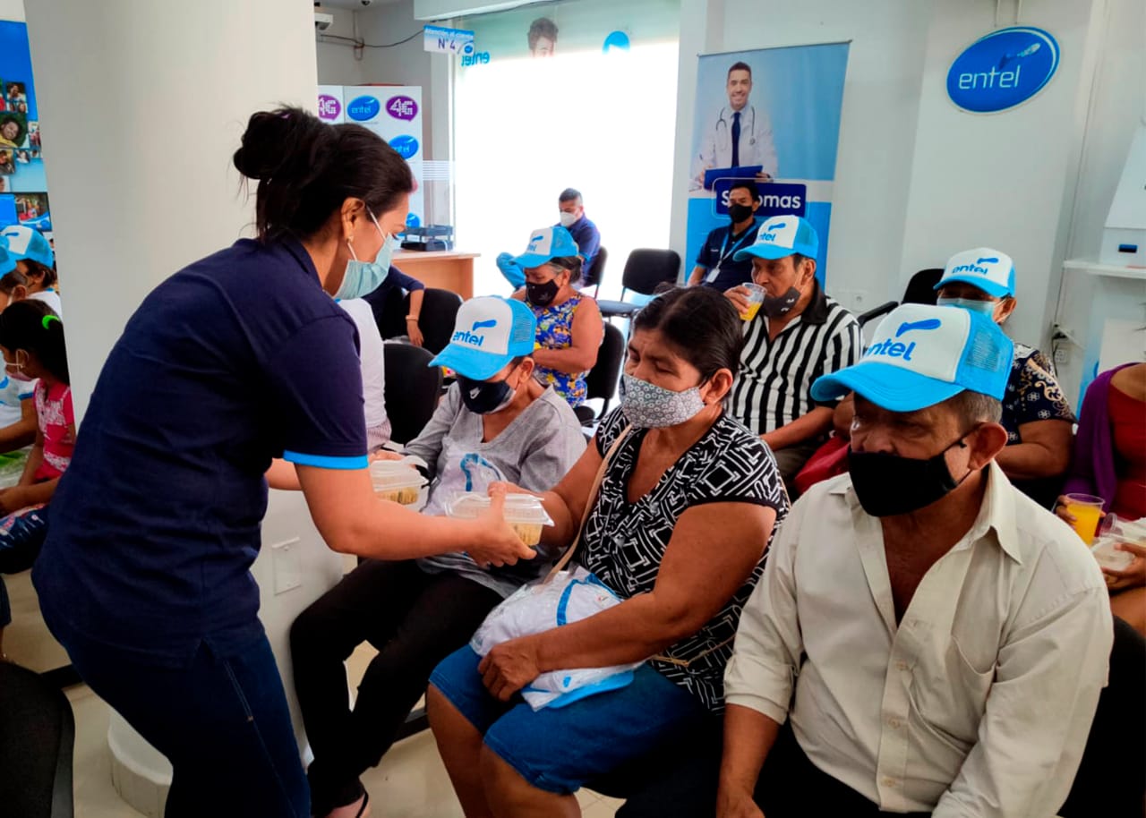 “Voluntariado de Entel” acopia víveres y entrega a hogares de ancianos en Bolivia