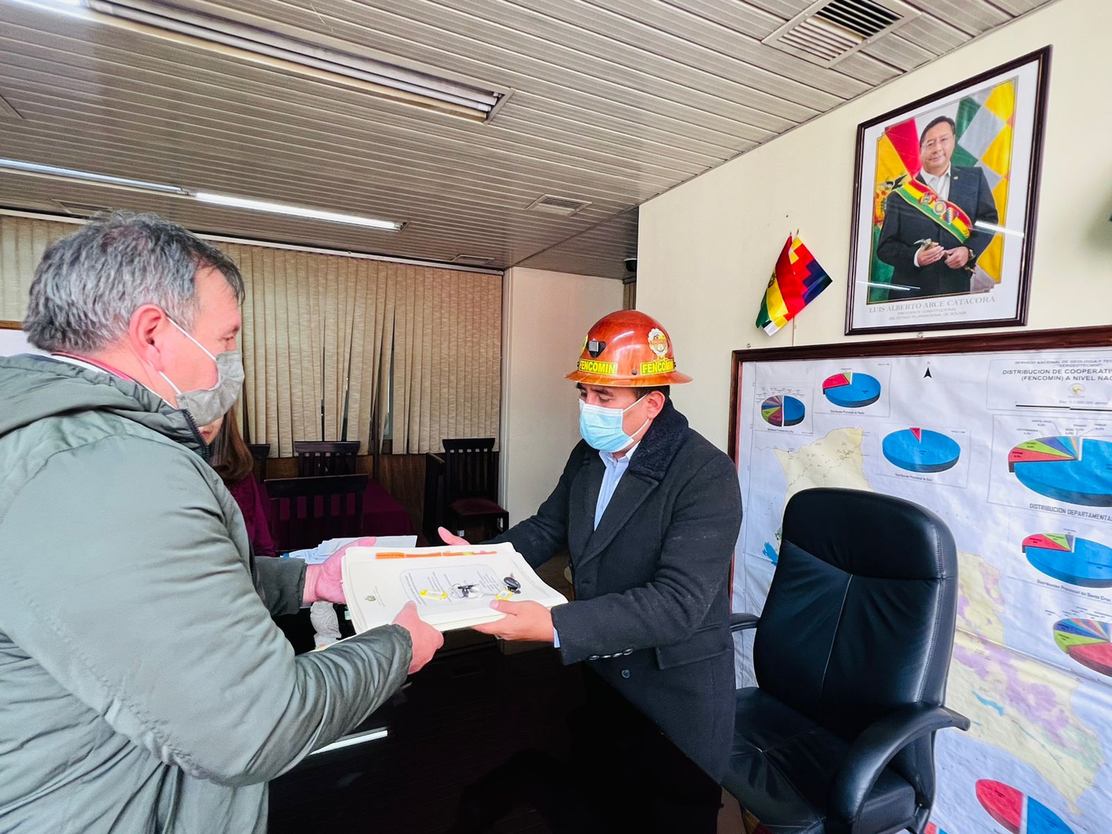 Gobierno entrega minutas de transferencia de volquetas a la Empresa Metalúrgica Karachipampa