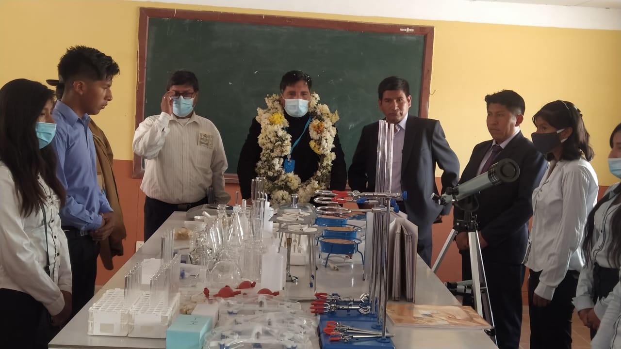 Ministro de Educación entrega equipos de laboratorio a seis unidades educativas de Luribay