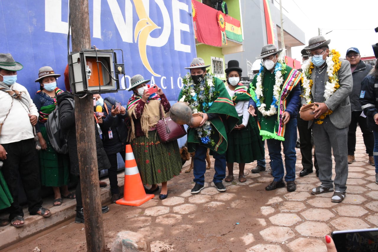 Presidente inaugura proyecto de construcción de electrificación rural en Choquecota de Oruro (amplia)