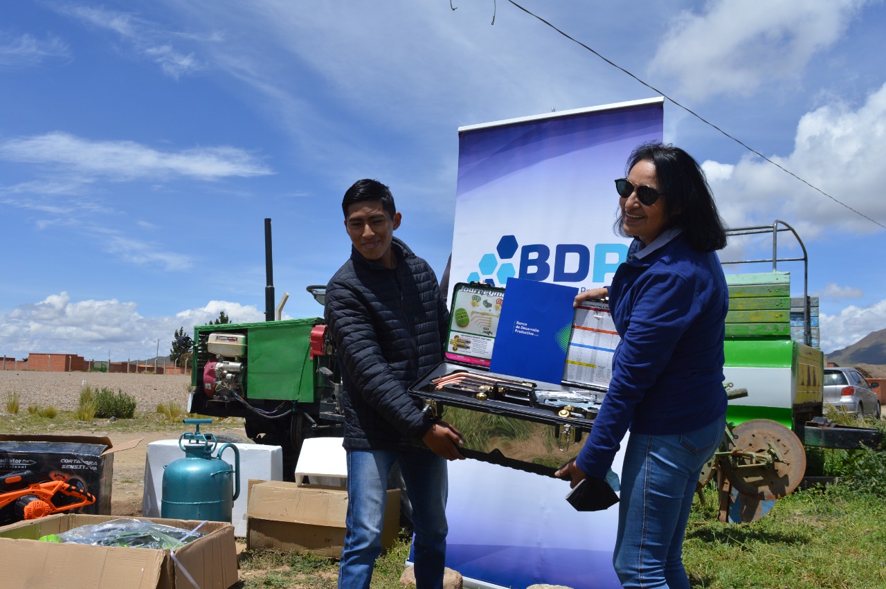 Limbert Guachalla fabricará más tractores agrícolas con las herramientas que le otorgó el BDP