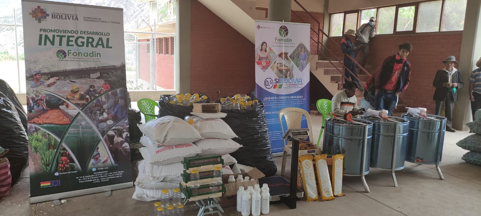 Fonadin entrega semillas e insumos a productores de papa y miel del municipio de Tapacarí