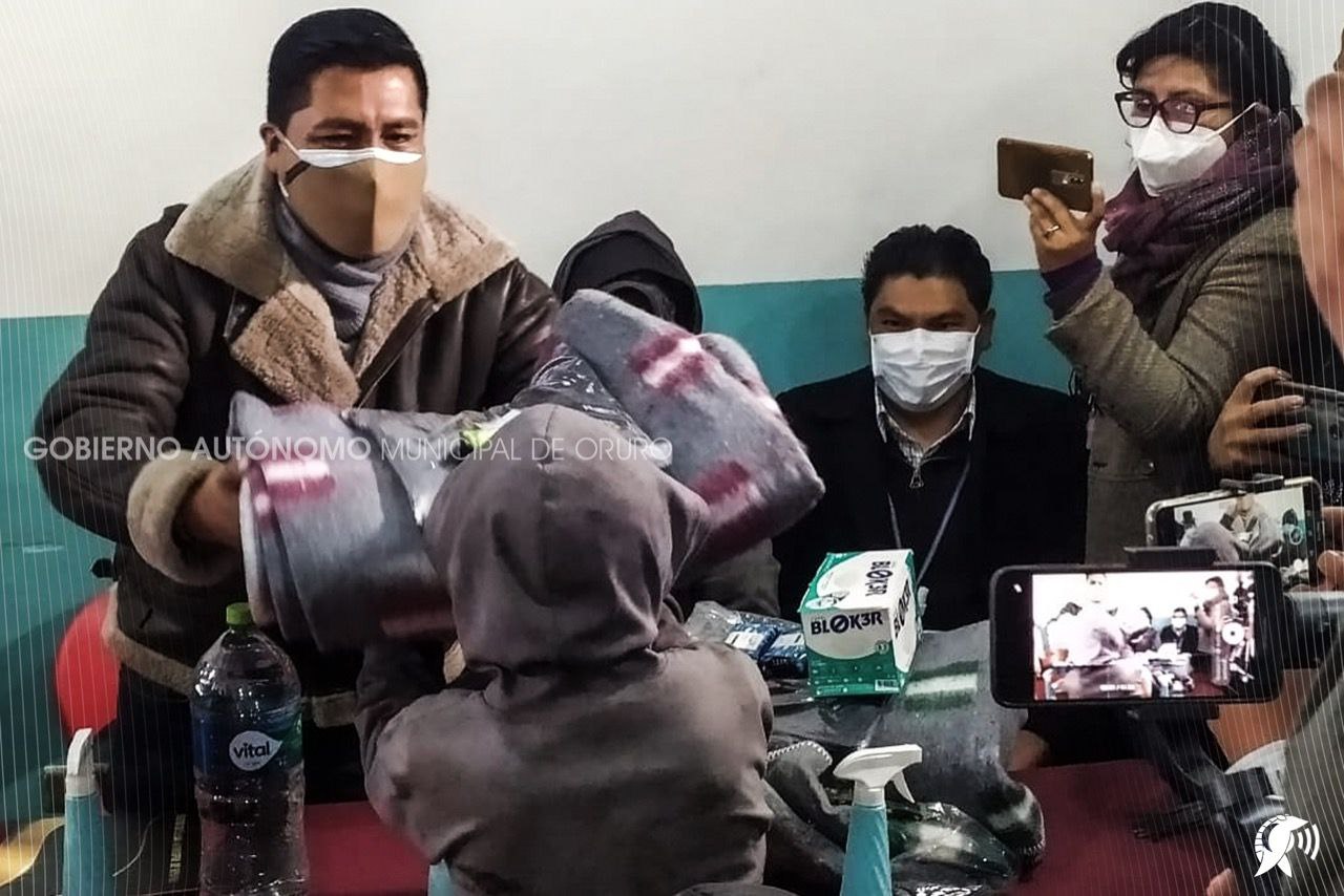 Alcalde de Oruro entrega frazadas a niños lustrabotas y compromete más apoyo a sectores vulnerables