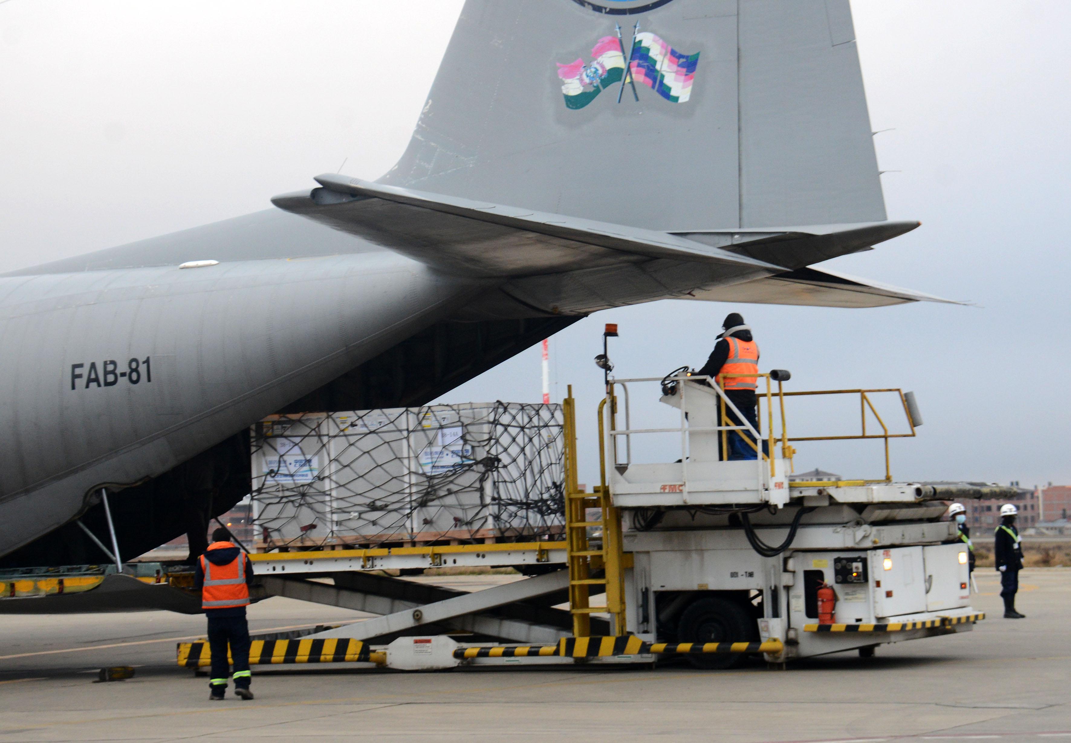 Firman acta de recepción de 300.000 vacunas Sinopharm donadas por China para las FFAA y campaña de inmunización masiva