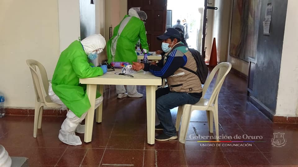 Gobernador de Oruro garantiza vacunación integral para la población