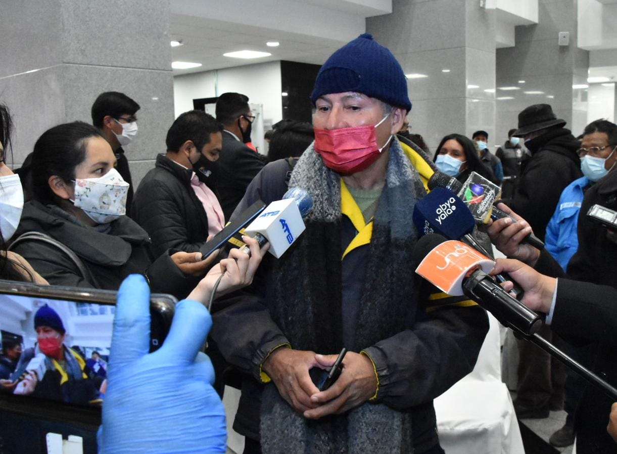 El contador que caminó 65 días, regresa contento a Santa Cruz con la ley de devolución de aportes y prevé abrir una churrasquería