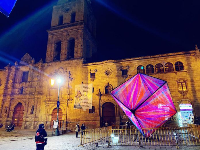 Proyecto #SigoElHilo instala cubos de hilo en diferentes ciudades del país y busca el patrimonio cultural para tejidos andinos