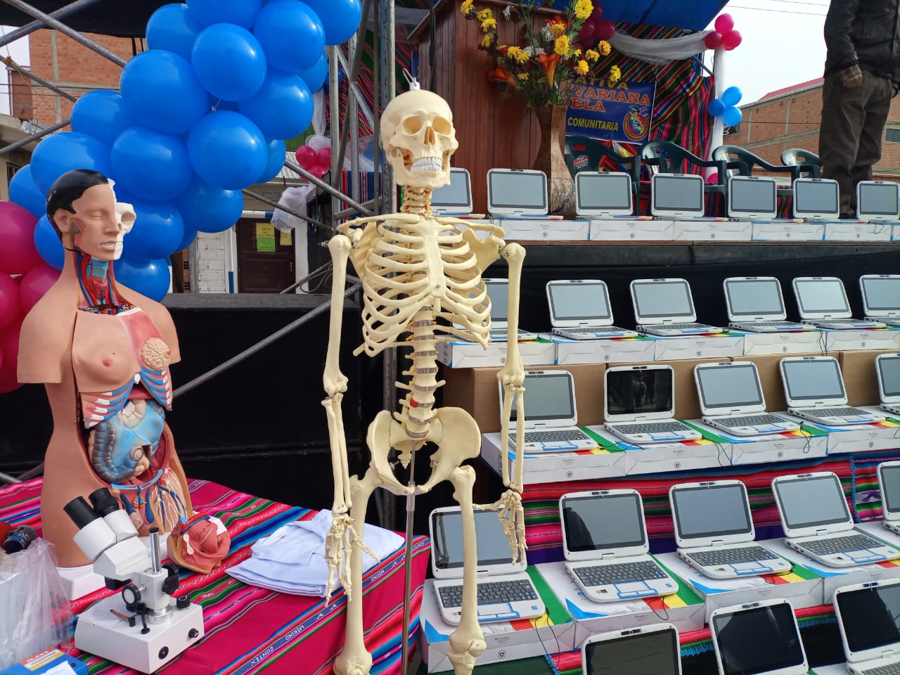 Siete unidades educativas de El Alto se benefician con kits de laboratorio y computadoras Kuaa (amplia)