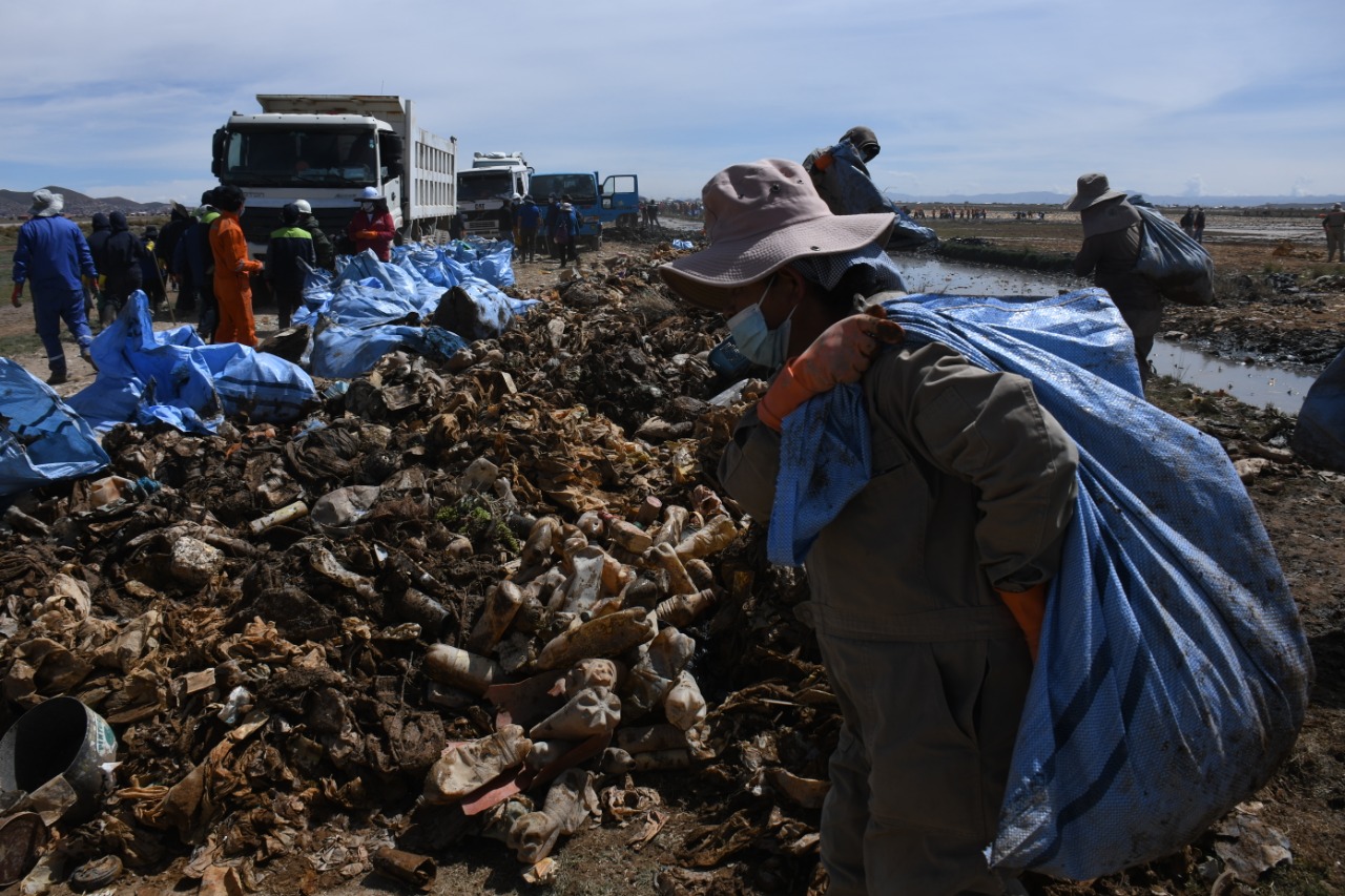 Recogen 168 toneladas de residuos en primera jornada de limpieza de riberas del lago Uru Uru