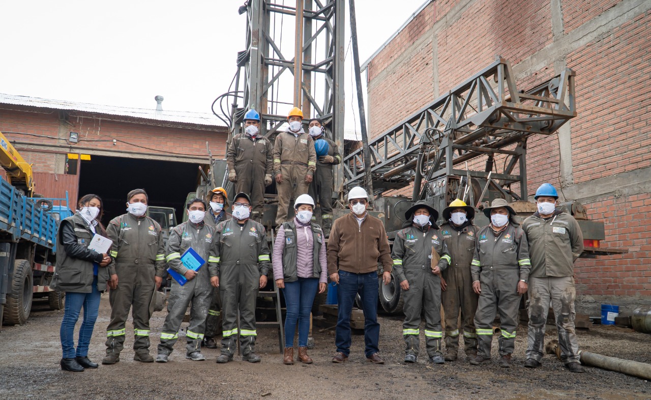 Ministro de Desarrollo Rural verifica maquinaria perforadora de pozos en El Alto