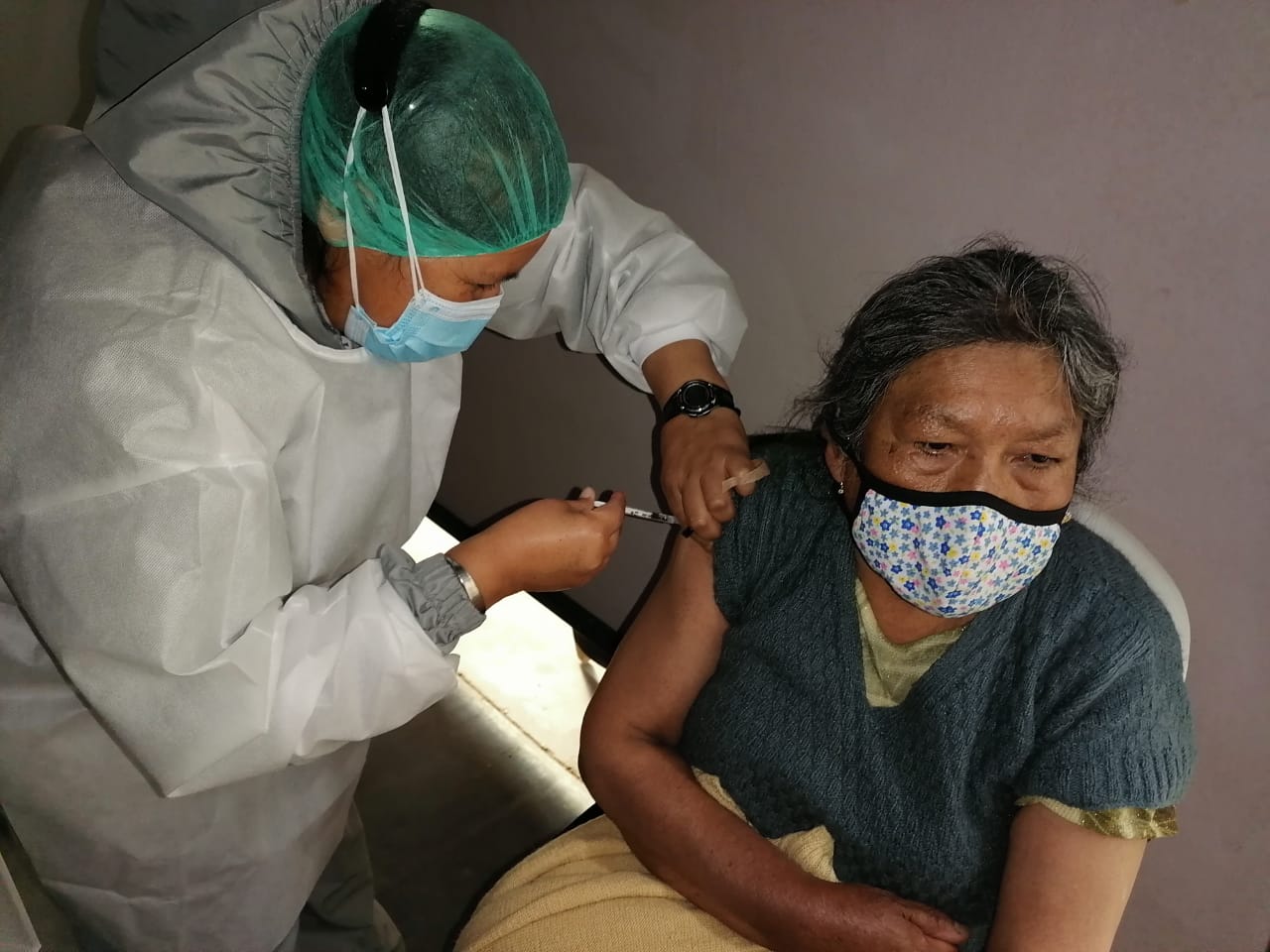 CNS Oruro logra vacunar, en un solo día, a 1.500 asegurados mayores de 60 años contra el COVID-19