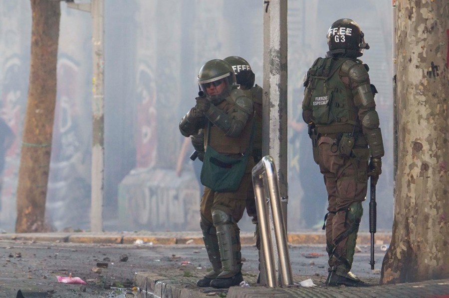 Activistas piden disolver la policía militarizada en Chile