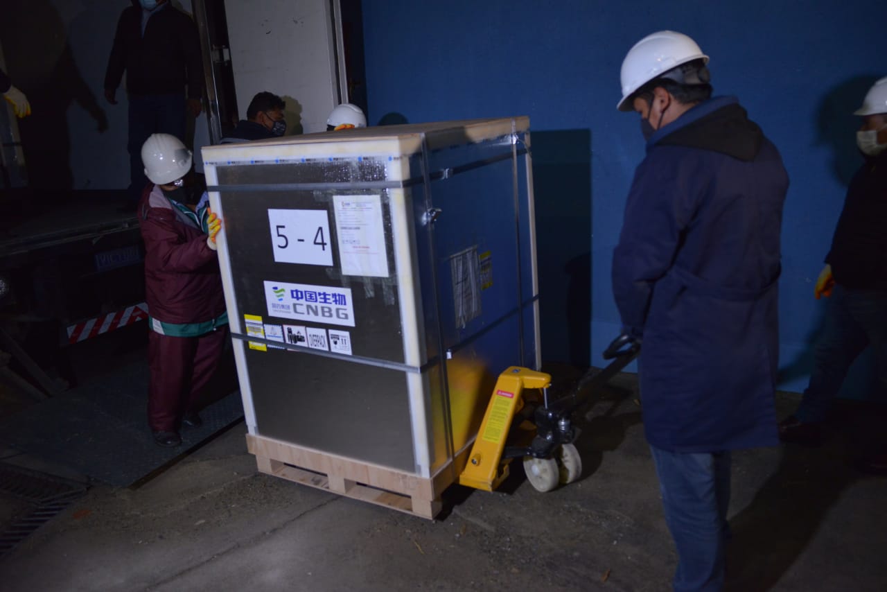 Las 200.000 vacunas Sinopharm llegan al PAI para su almacenaje y posterior distribución (amplia)