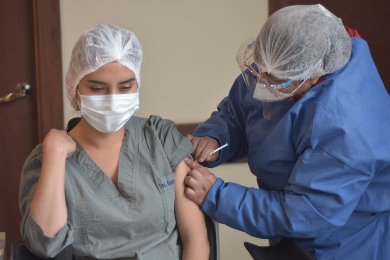 Se inmunizó a 7.752 profesionales en salud en todo el país