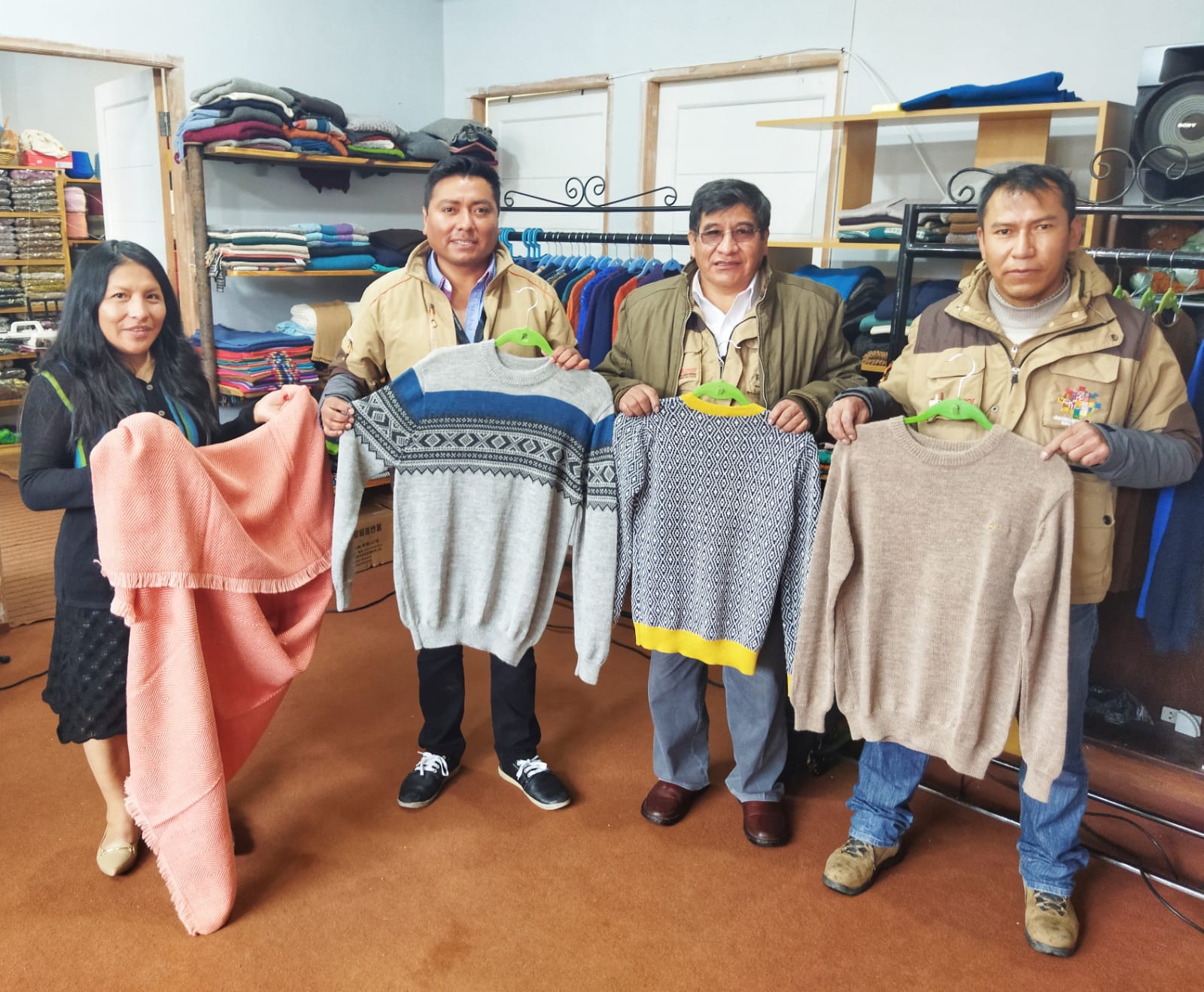 Equipan centros de transformación para mejorar la producción de derivados de camélidos