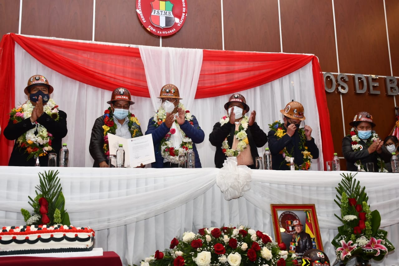 Presidente Arce destaca lucha sindical y social en defensa de la democracia y recuperación de las minas en el 77 aniversario de la FSTMB