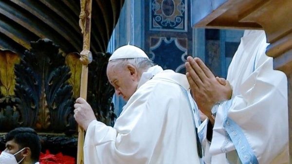 Papa Francisco llama a poner fin a violencia contra las mujeres