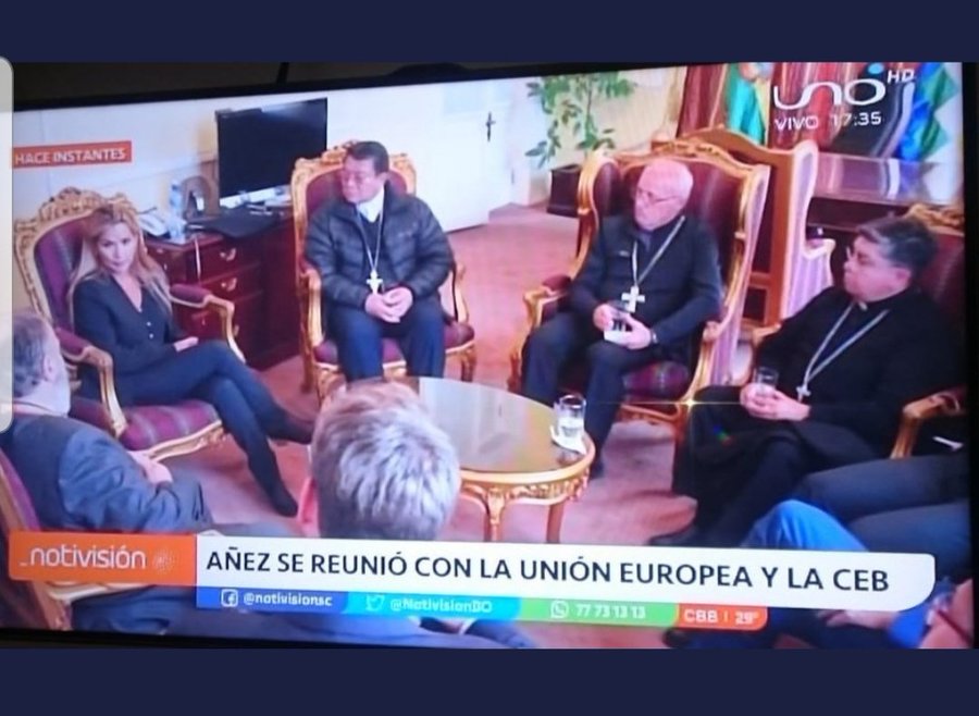 Imagen revela que la Iglesia y la UE se reunieron con Áñez minutos antes de su autoproclamación