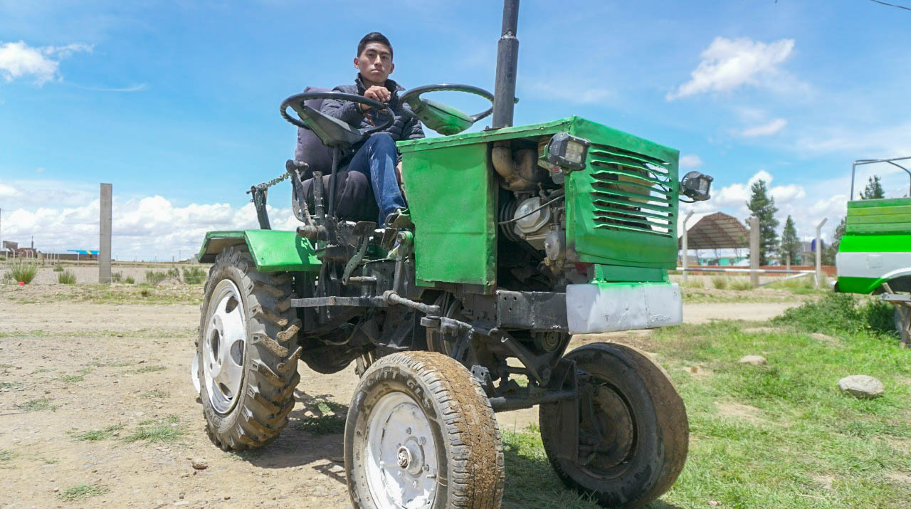 Presidente destaca entrega de herramientas a joven que construyó un tractor