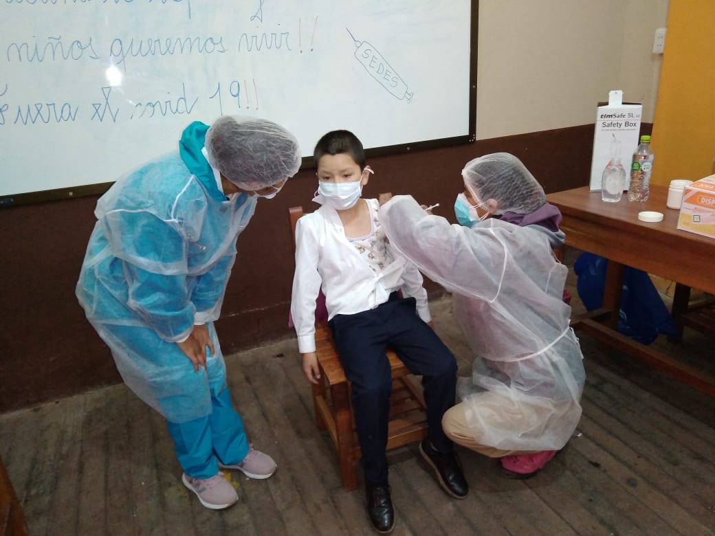 Inician vacunación contra el COVID-19 en 76 escuelas de Potosí