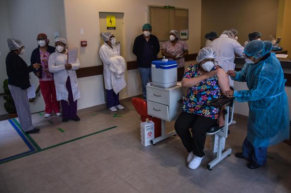 Agetic: Prerregistro para vacunación anti-COVID se podrá hacer por celular, web o línea gratuita