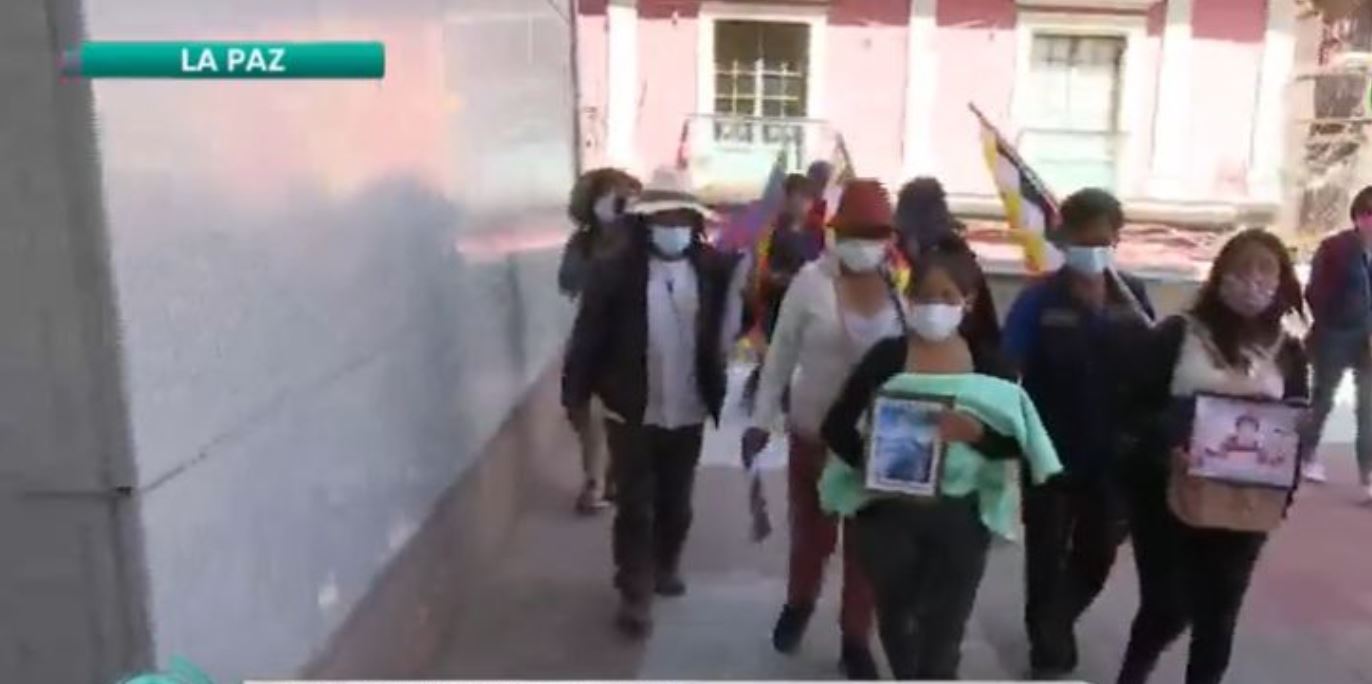 Víctimas de Sacaba y Senkata entregan petitorio y exigen juicio a Áñez y sus ministros “que autorizaron matar a la gente”