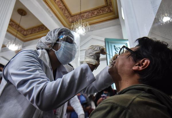 Auza ratifica vigencia de PCR para ingresar al país ante manipulación informativa