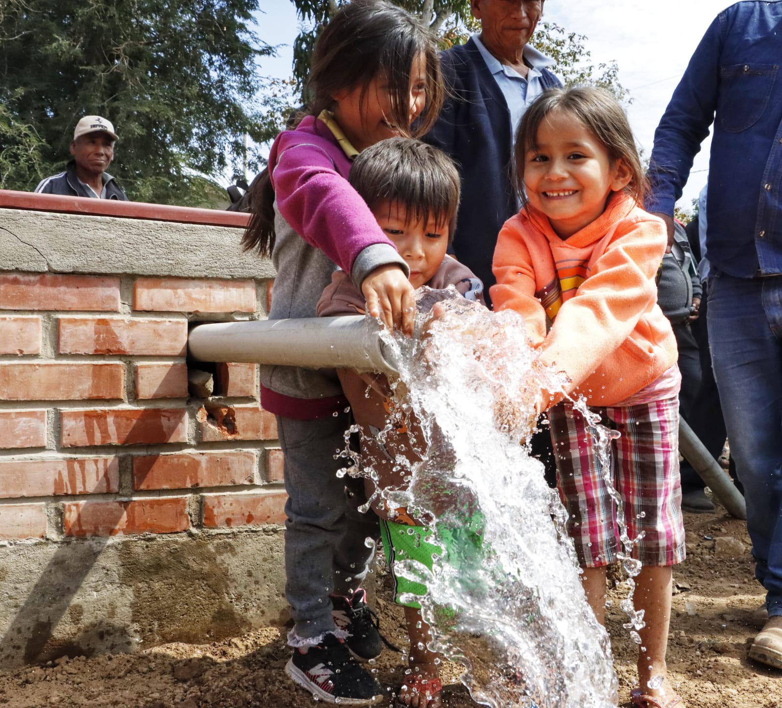 Santa Cruz: Gobierno fomenta la producción agropecuaria con la entrega de sistemas de agua
