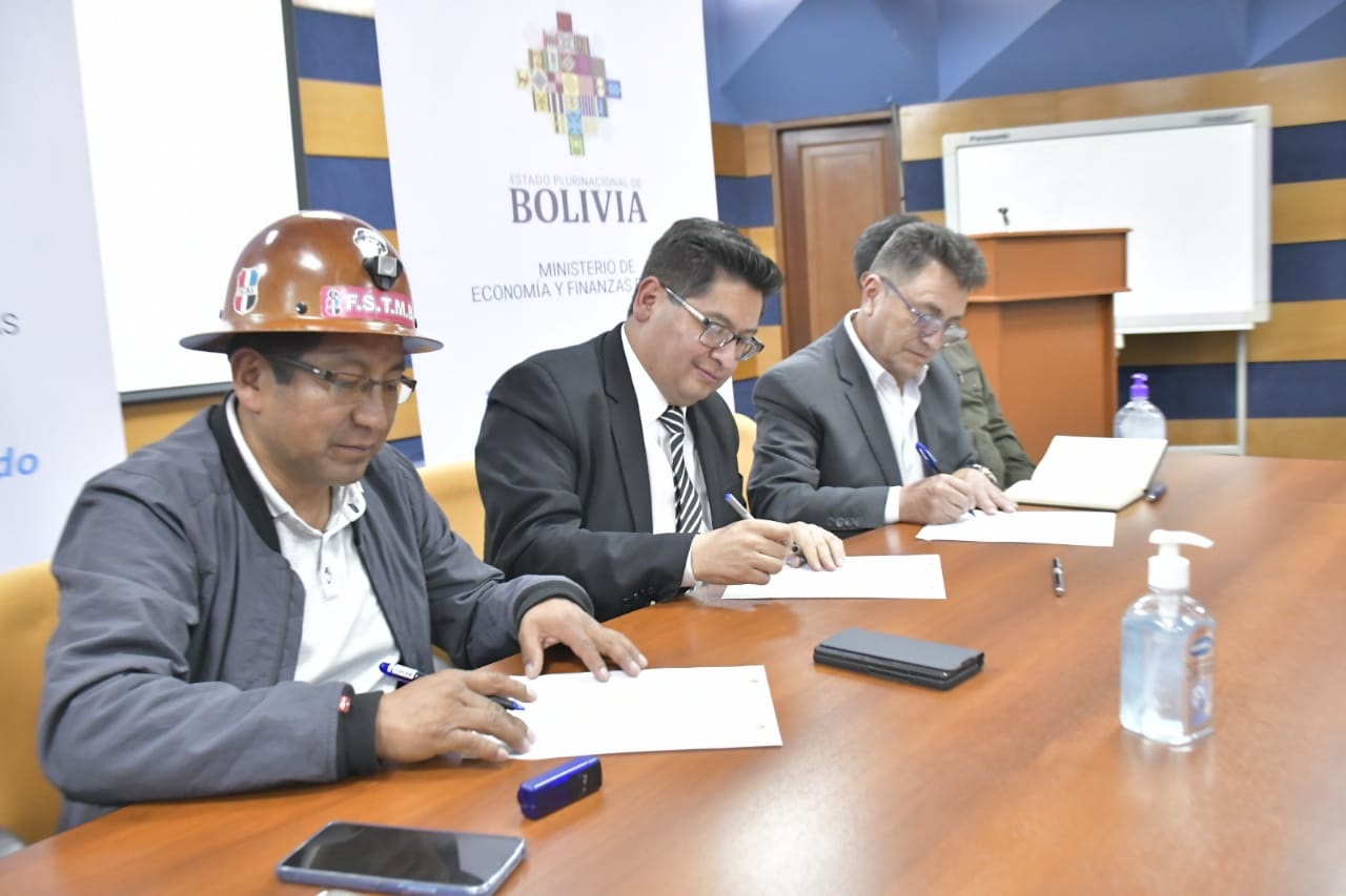 Gobierno y COB firman acuerdo garantizando el pago de bonos sociales, informó el ministro de Economía y Finanzas Públicas, Marcelo Montenegro