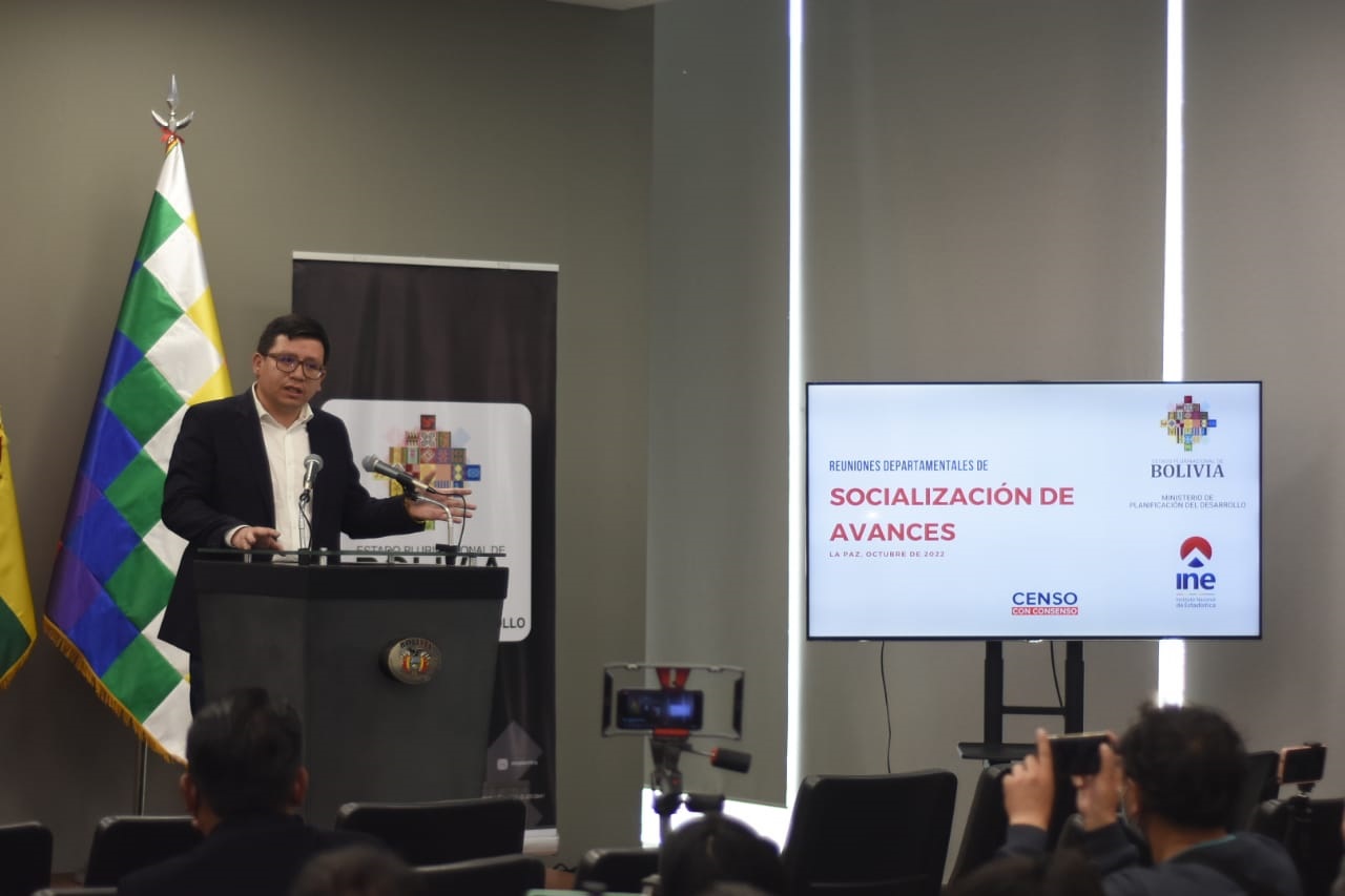 Ministro de Planificación del Desarrollo, Sergio Cusicanqui junto a la Coordinadora General del Censo, Martha Oviedo ofrecen conferencia de prensa