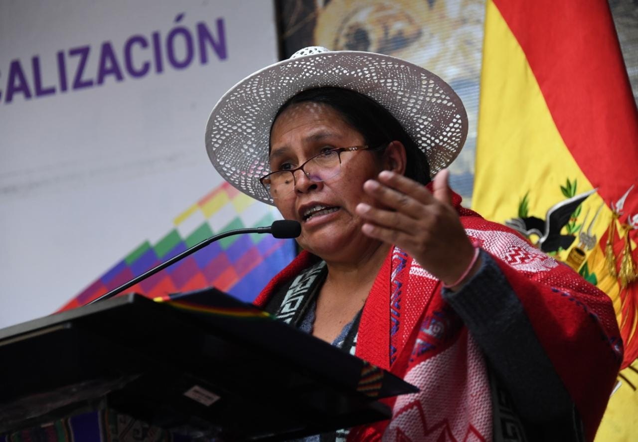 La Ministra de Culturas, Descolonización y Despatriarcalización, Sabina Orellana, firma un Convenio con Gobiernos Autónomos Municipales de Oruro y Tarata para la Construcción de Espacios Culturales 