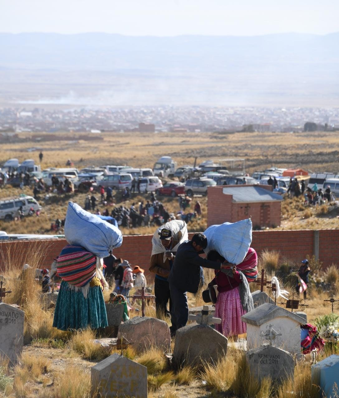 Día de Todos los Santos en el Cementerio de Villa Ingenio de la Ciudad de El Alto, Bolivia.