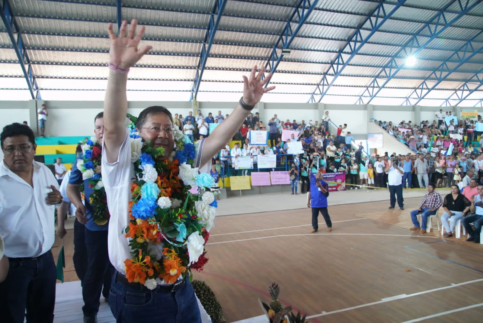 El Presidente Luis Arce entrego un coliseo, una plaza, un puente vehicular y sistemas fotovoltáicos domiciliarios en el municipio de Baures Beni 