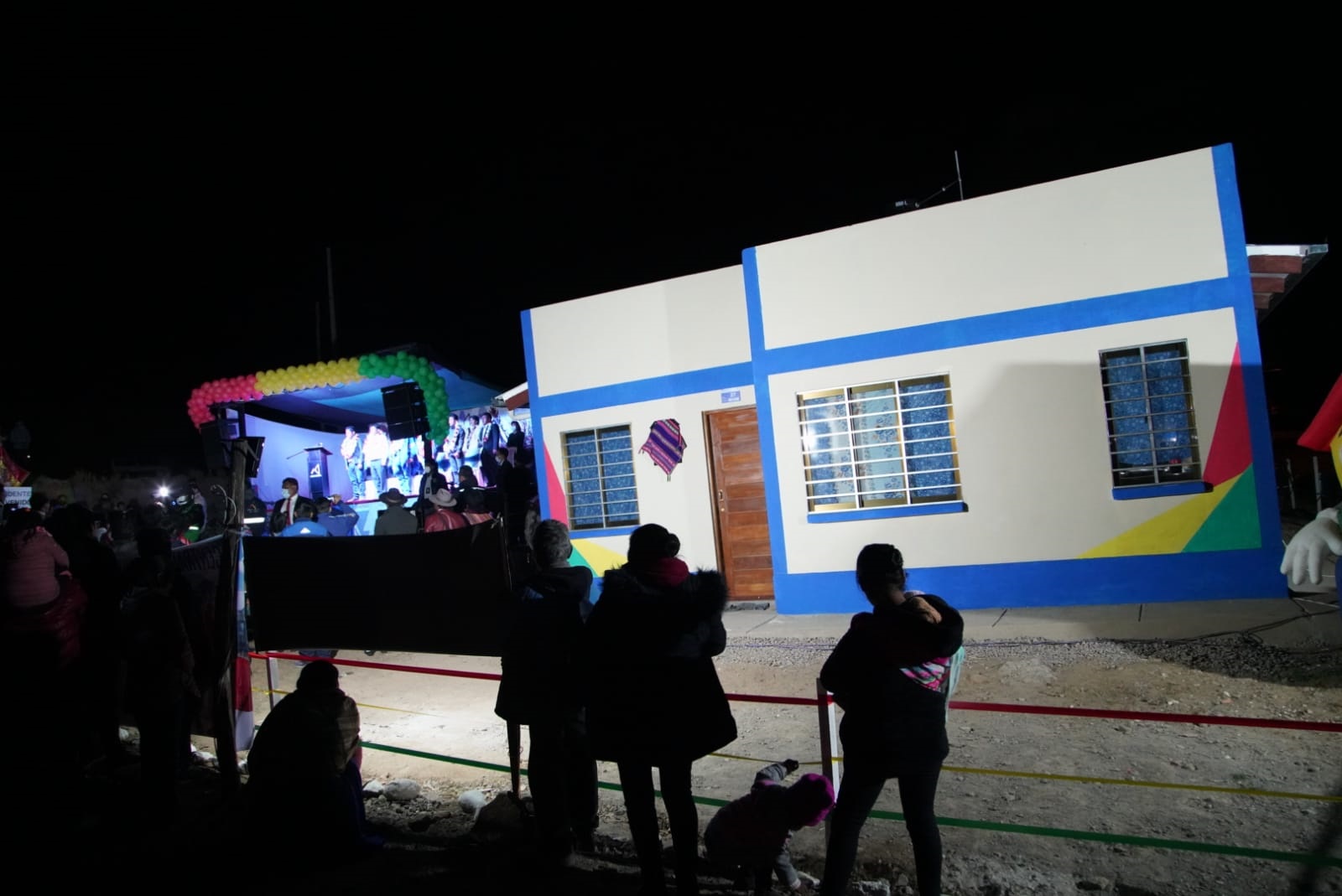 Presidente entrega viviendas en favor de la comunidad Chullchucani, Potosí