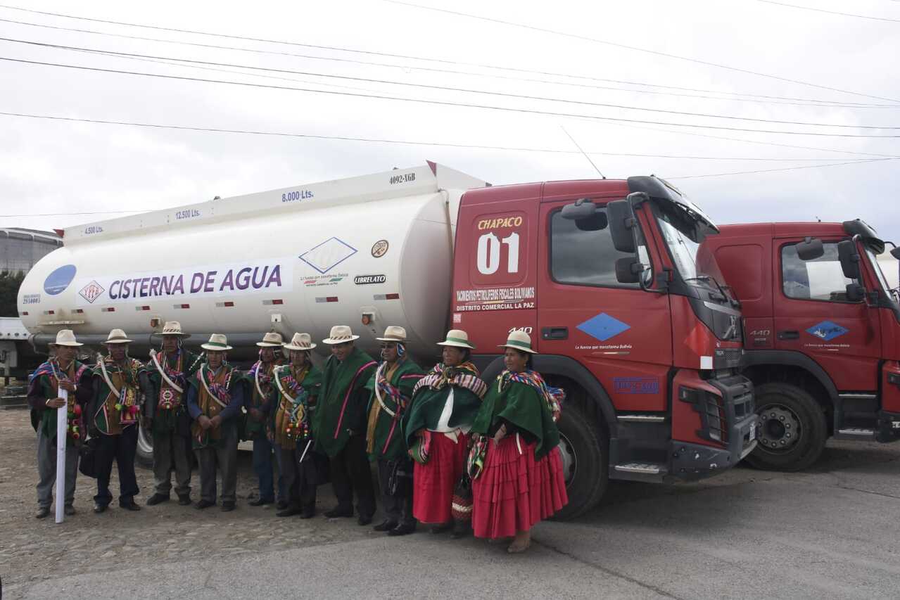 Entrega por parte del Gobierno de camiones cisterna de agua e insumos de rehabilitación, en el marco del Plan de Respuesta a la Sequía